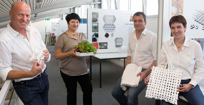 Die Juroren drei davon tragen ein weißes Hemd die vierte hat ein braunes Hemd und hält einen Salatkop in der Hand.