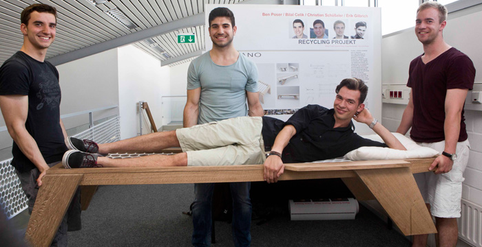 Diese vier Personen haben eine Schlafmatte aus Aveloit erstellt.